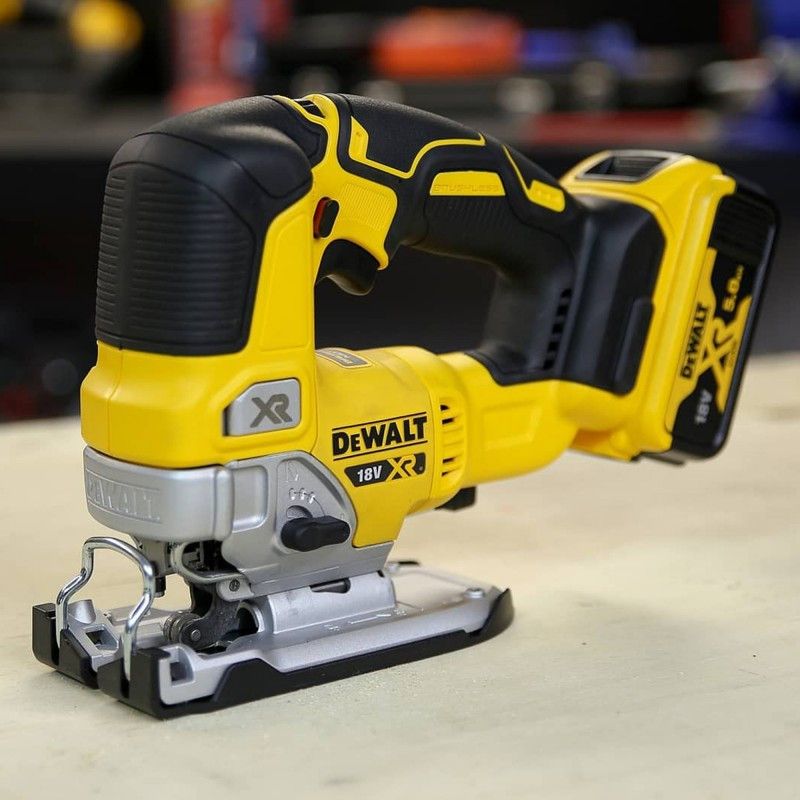 Dewalt brushless XR 18V ​​135mm battery-powered jigsaw with case and 2 5Ah DCS334P2 batteries