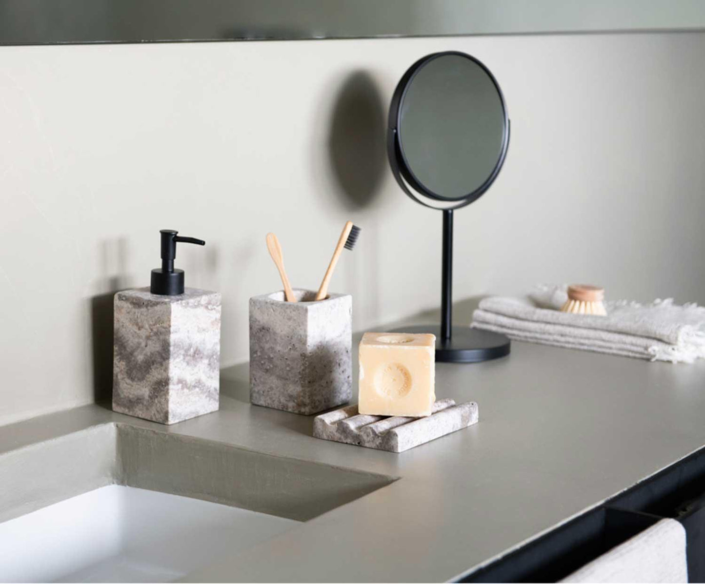 Espejo de aumento x10 Negro mate con pie Andrea House