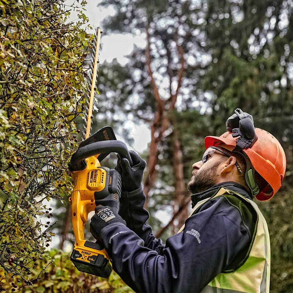 Combo set: DCMHT563 Hedge Trimmer + DCMST561 Edge Trimmer + 2 batteries 5ah 18V + Dewalt DCMST561HT Charger