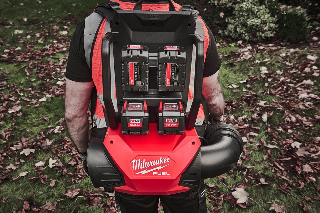 Soplador de mochila M18 Fuel + 2bat + Cargador Multipuerto Milwaukee M18 F2BPB-124