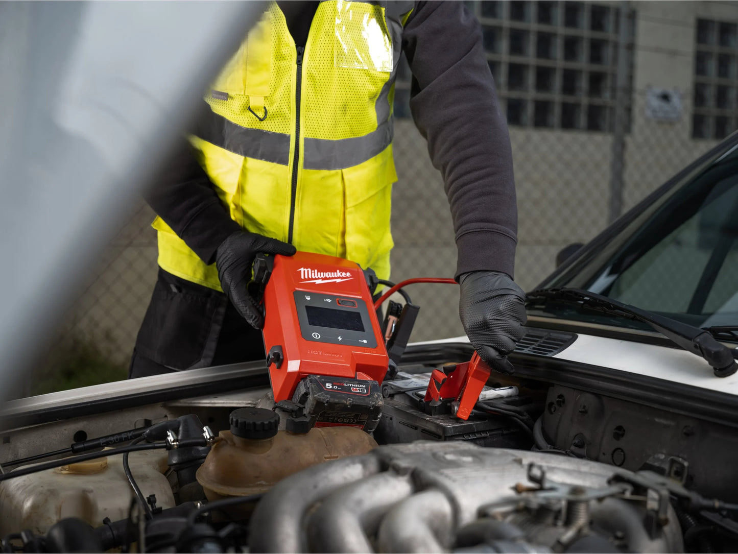 Milwaukee M18 2000A Vehicle Jump Starter