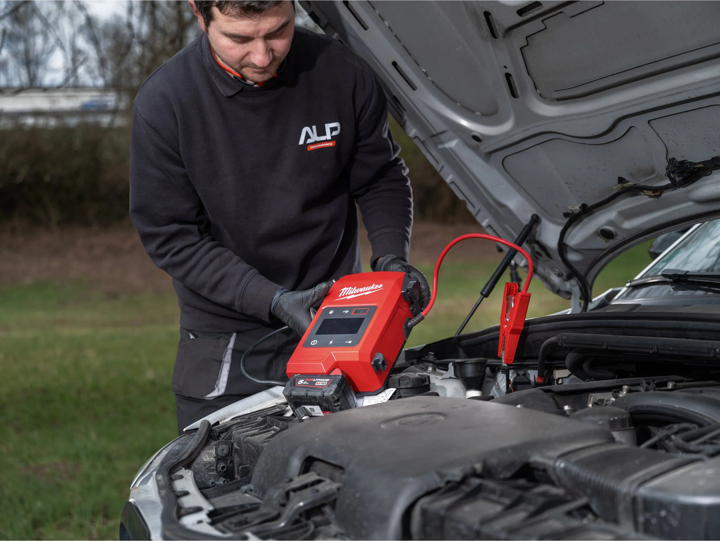 Milwaukee M18 2000A Vehicle Jump Starter