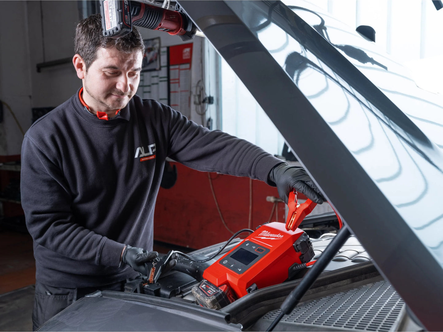 Milwaukee M18 2000A Vehicle Jump Starter
